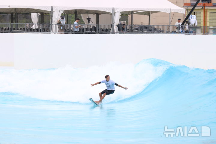 [시흥=뉴시스] 서핑 대회에 참가한 한 선수가 하얀 물결의 파도와 함께 물위를 가르며 기량을 마음껏 발휘한다. (사진=시흥시 제공)..2025.07.18.photo@newsis.com *재판매 및 DB 금지