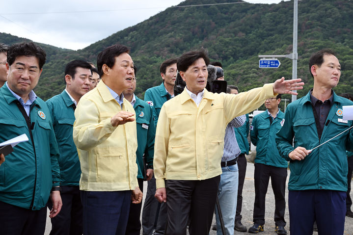 [밀양=뉴시스] 박완수(왼쪽 두 번째) 경남도지사가 18일 폭우로 인해 피해가 발생한 청도천 일대를 방문해 하천 범람 상황을 직접 점검하고 있다. (사진=밀양시 제공) 2025.07.18. photo@newsis.com *재판매 및 DB 금지