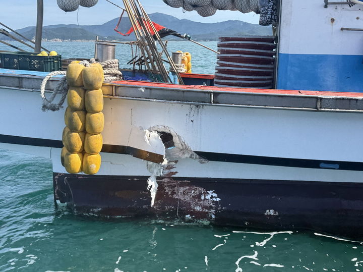 [완도=뉴시스] 18일 오전 8시56분께 전남 완도 화흥포 남방 약 4.6㎞ 인근 해상에서 5.85t급 A어선과 4.91t급 B어선이 충돌했다. 사고 직후 A호 선미 오른쪽에 구멍이 뚫렸지만 스스로 운항이 가능해 두 선박 모두 인근 항구로 돌아왔다. (사진 = 완도해경 제공) photo@newsis.com *재판매 및 DB 금지