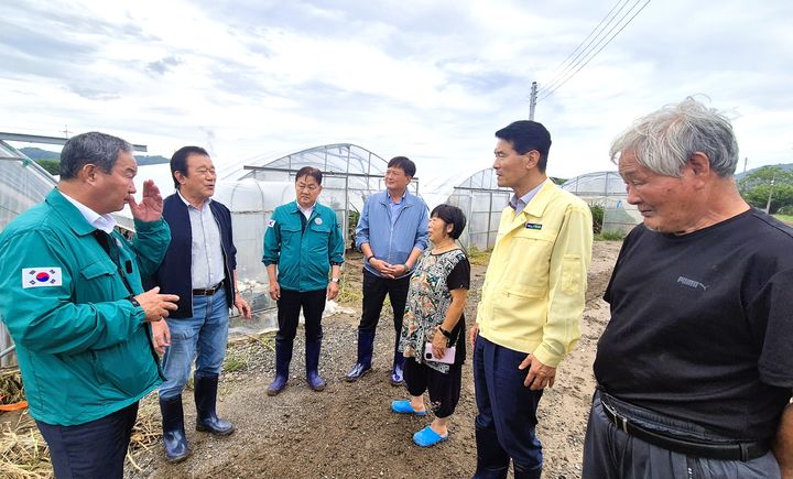 [청주=뉴시스] 18일 수해를 입은 충북 청주시 오송읍 호계리 시설하우스 애호박 농가에서 박종학(오른쪽 두 번째) 농협중앙회 감사위원장이 관계자들과 대책을 협의하고 있다. (사진=충북농협 제공) 2025.7.18. photo@newsis.com *재판매 및 DB 금지