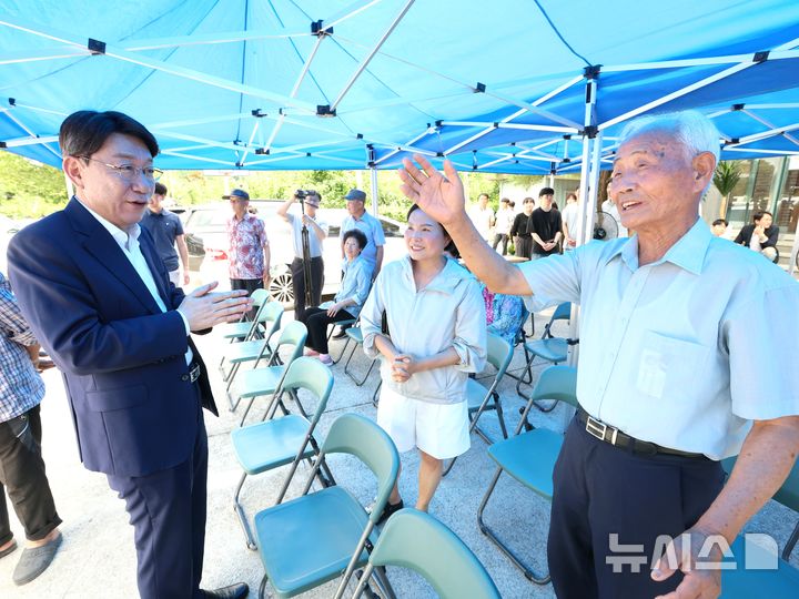 [완주=뉴시스]윤난슬 기자 = 우범기 전북 전주시장이 18일 완주군 소양면 공덕 재해위험개선지구 정비사업 현장을 찾아 추진 상황을 점검하고 주민들과 소통하는 간담회를 열었다. (사진=전주시 제공) 2025.07.18. photo@newsis.com 