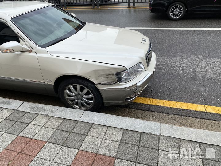 [부천=뉴시스]정일형 기자 = 부천 소사 인도 돌진한 차량. (사진= 부천소방서 제공)