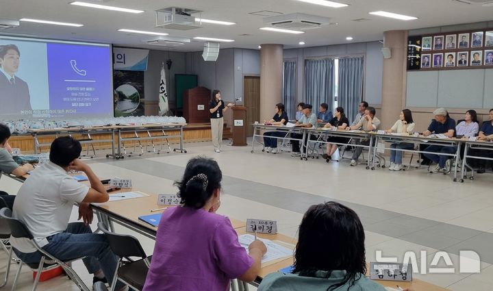 [제주=뉴시스] 제주서부경찰서가 17일 오후 제주시 외도동주민센터 회의실에서 보이스피싱 범죄 예방 교육을 전개하고 있다. (사진=제주서부경찰서 제공) 2025.07.18. photo@newsis.com 