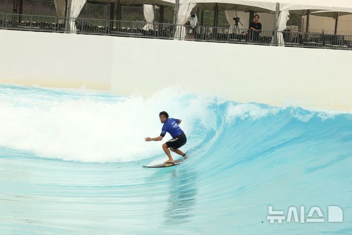 [시흥=뉴시스]  국제 서핑대회에 참가 중인 한 선수가 푸른 파도를 날렵하게 가르고 있다. (사진=시흥시 제공)..2025.07.18.photo@newsis.com *재판매 및 DB 금지