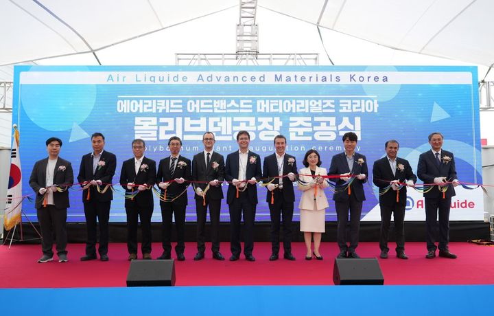 [화성=뉴시스] 18일 ALAM Korea 몰리브덴 생산공장 준공식 참석자들이 준공 테이프 커팅을 하고 있다.(사진=화성시 제공)2025.07.18.photo@newsis.com *재판매 및 DB 금지