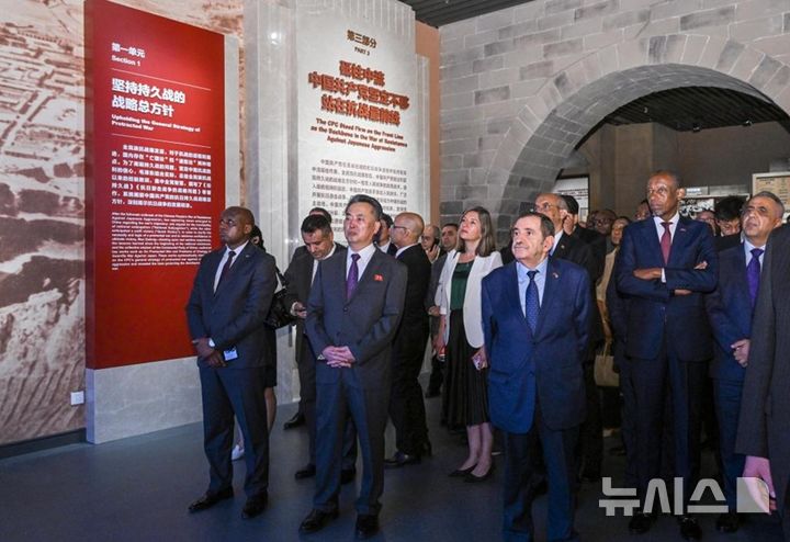 [베이징=뉴시스] 중국 외교부가 지난 17일 112개 주(駐)중국 대사관과 10개 국제기구 소속 주중 외교관 160여명을 새로 개관한 베이징 중국인민항일전쟁기념관에 초청했다고 18일 관영 신화통신이 보도했다. 리룡남 주중 북한대사(사진 맨 앞줄 왼쪽에서 두 번째)를 비롯한 초청 외교관들이 전시를 관람하고 있다.(사진=중국 신화통신 홈페이지 갈무리) 2025.07.18 photo@newsis.com