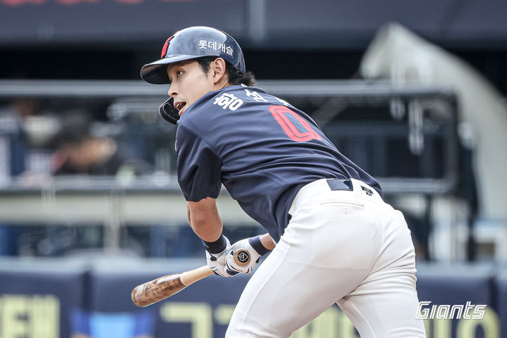 [서울=뉴시스] 프로야구 롯데 자이언츠 황성빈이 18일 서울 잠실구장에서 열린 2025 신한 쏠뱅크 KBO리그 LG 트윈스와의 경기에서 안타를 치고 있다. (사진=롯데 자이언츠 제공) 2025.07.18.