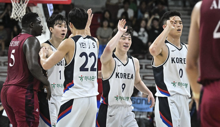 [서울=뉴시스] 카타르전에서 기뻐하는 남자 농구 대표팀 선수단. (사진=대한민국농구협회 제공)  *재판매 및 DB 금지