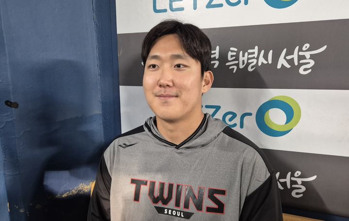 [서울=뉴시스] 문채현 기자 = 프로야구 LG 트윈스 손주영이 18일 서울 잠실구장에서 열린 2025 신한 쏠뱅크 KBO리그 롯데 자이언츠와의 경기에서 승리한 뒤 취재진과 인터뷰를 하고 있다. 2025.07.18. dal@newsis.com *재판매 및 DB 금지