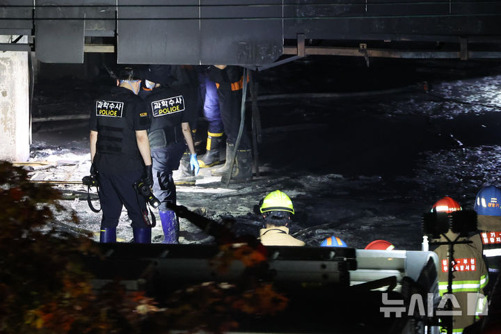 [광명=뉴시스] 황준선 기자 = 지난 17일 밤 경기 광명시 한 아파트 주차장에서 발생한 화재 현장에서 과학수사대원들이 현장을 살펴보고 있다. 2025.07.18. hwang@newsis.com
