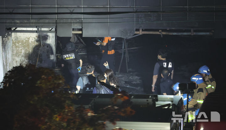 [광명=뉴시스] 황준선 기자 = 지난 17일 밤 경기 광명시 한 아파트 주차장에서 발생한 화재 현장에서 과학수사대가 현장을 둘러보고 있다. 2025.07.18. hwang@newsis.com