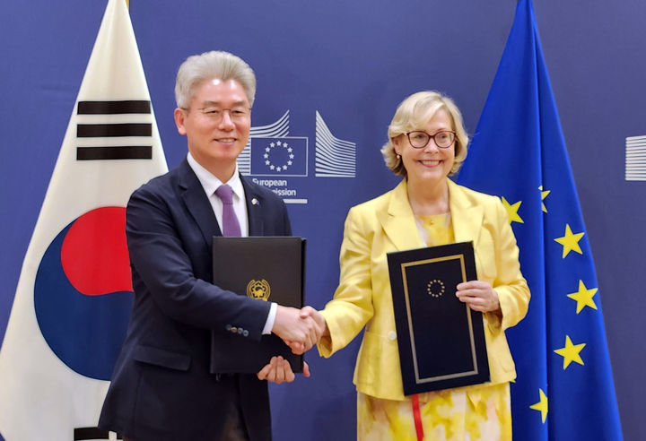 [서울=뉴시스] 유정현 주벨기에유럽연합대사(왼쪽)와 시그네 랏소 유럽집행위원회 연구혁신총국 부총국장이 17일(현지 시간) 벨기에 유럽연합(EU) 집행위원회 본부에서 열린 '유럽연합과 대한민국 간의 대한민국의 유럽연합 프로그램 참여에 관한 협정' 및 '대한민국의 2021~2027년 연구 및 혁신 프레임워크 프로그램 호라이즌 유럽 준회원국 가입에 관한 의정서' 서명식에서 서명 후 기념촬영 하고 있다. (사진=과학기술정보통신부 제공) 2025.07.18. photo@newsis.com *재판매 및 DB 금지