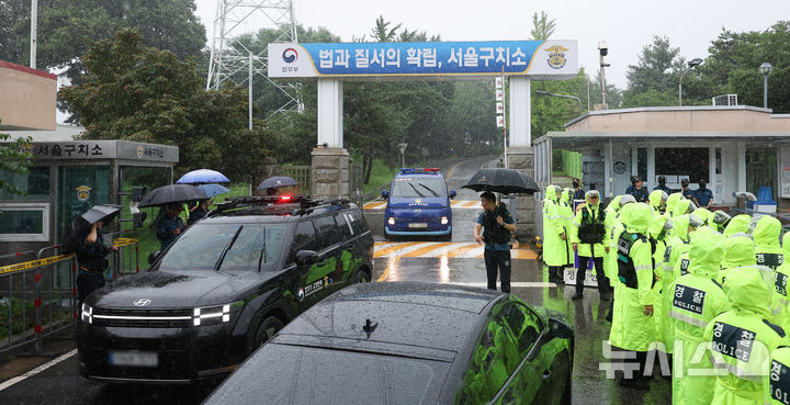 [의왕=뉴시스] 김선웅 기자 = 윤석열 전 대통령 탑승 추정 호송차량이 18일 경기 의왕시 서울구치소를 나서고 있다. 윤 전 대통령은 이날 오전 서울중앙지법에서 열리는 구속적부심사에 직접 출석한다. 2025.07.18. mangusta@newsis.com