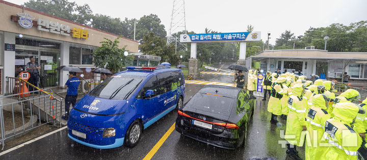 [의왕=뉴시스] 김선웅 기자 = 윤석열 전 대통령 탑승 추정 호송차량이 18일 경기 의왕시 서울구치소를 나서고 있다. 윤 전 대통령은 이날 오전 서울중앙지법에서 열리는 구속적부심사에 직접 출석한다. 2025.07.18. mangusta@newsis.com