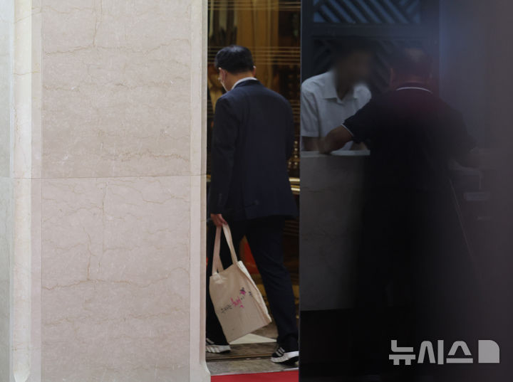 [서울=뉴시스] 배훈식 기자 = 김건희 여사 의혹을 수사하는 민중기 특별검사팀이 통일교 압수수색에 들어간 18일 오전 서울 용산구 통일교(세계평화통일가정연합) 서울본부에서 통일교 관계자들이 승강기를 타고 있다. 2025.07.18. dahora83@newsis.com