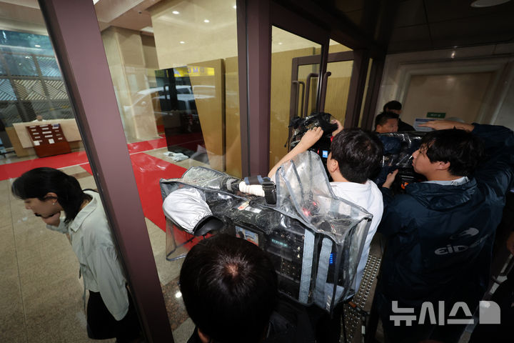 [서울=뉴시스] 배훈식 기자 = 김건희 여사 의혹을 수사하는 민중기 특별검사팀이 통일교 압수수색에 들어간 18일 오전 서울 용산구 통일교(세계평화통일가정연합) 서울본부에서 취재진이 대기하고 있다. 2025.07.18. dahora83@newsis.com