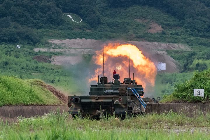[서울=뉴시스] 육군은 지난 1일부터 오는 25일까지 대전, 전남 장성 일대 병과학교(육군기계화학교, 육군포병학교, 육군종합군수학교) 등에서 '25-2기 육군 국제과정을 실시하고 있다고 18일 밝혔다.  육군 국제과정은 해외 주요 방산협력국 장병들을 대상으로 국산 무기체계의 운용 및 정비 노하우를 교육하는 프로그램으로 2024년부터 실시하고 있다. 사진은 'K2전차 운용 기본과정'에 참가한 폴란드군 교육생이 전차포를 실사격 하는 모습. (사진=육군 제공) 2025.07.18. photo@newsis.com *재판매 및 DB 금지