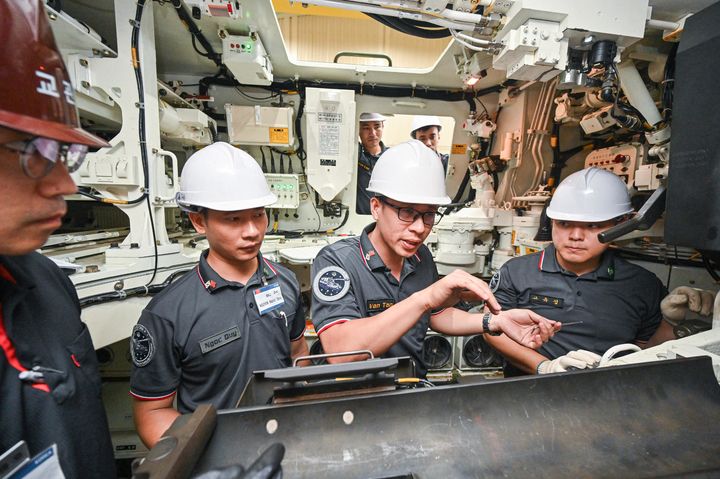 [서울=뉴시스] 육군은 지난 1일부터 오는 25일까지 대전, 전남 장성 일대 병과학교(육군기계화학교, 육군포병학교, 육군종합군수학교) 등에서 '25-2기 육군 국제과정을 실시하고 있다고 18일 밝혔다. 'K9자주포 정비과정'에 참가한 교육생들이 교관으로부터 K9자주포 정비 노하우를 교육받는 모습. (사진=육군 제공) 2025.07.18. photo@newsis.com *재판매 및 DB 금지
