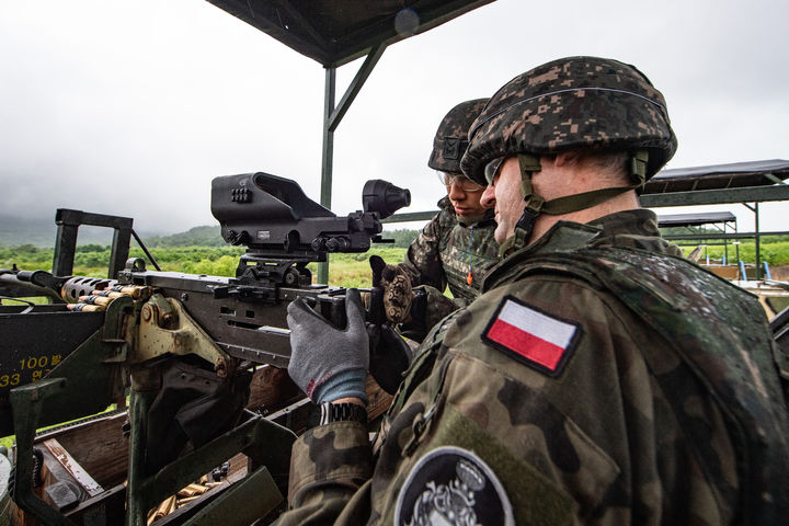 [서울=뉴시스] 사진은 'K2전차 운용 기본과정'에 참가한 폴란드군 교육생이 K6중기관총을 실사격 하는 모습. (사진=육군 제공) 2025.07.18. photo@newsis.com *재판매 및 DB 금지