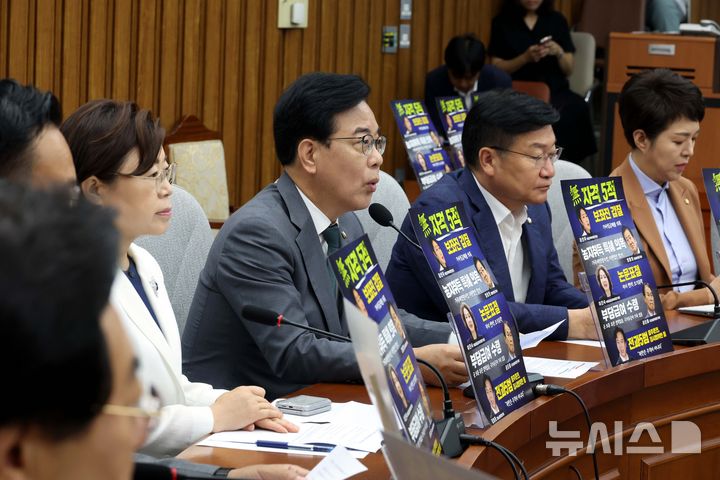 [서울=뉴시스] 조성봉 기자 = 송언석 국민의힘 비상대책위원장 겸 원내대표가 18일 오전 서울 여의도 국회에서 열린 원내대책회의에서 발언을 하고 있다. 2025.07.18. suncho21@newsis.com