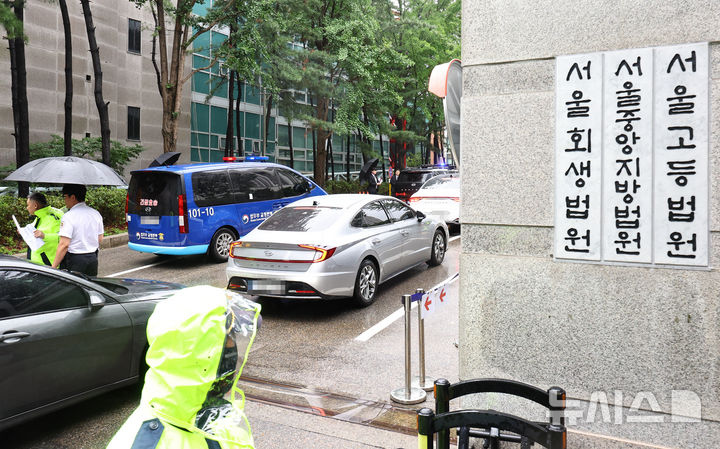 [서울=뉴시스] 최진석 기자 = 윤석열 전 대통령의 구속적부심이 예정된 18일 서울 서초구 서울중앙지방법원으로 윤 전 대통령이 탑승 한것으로 추정되는 호송차량이 들어가고 있다. 특검 소환과 내란 재판에 불출석 했던 윤 전 대통령은 이날 열리는 구속적부심사에 직접 출석할 예정이다. 2025.07.18. myjs@newsis.com