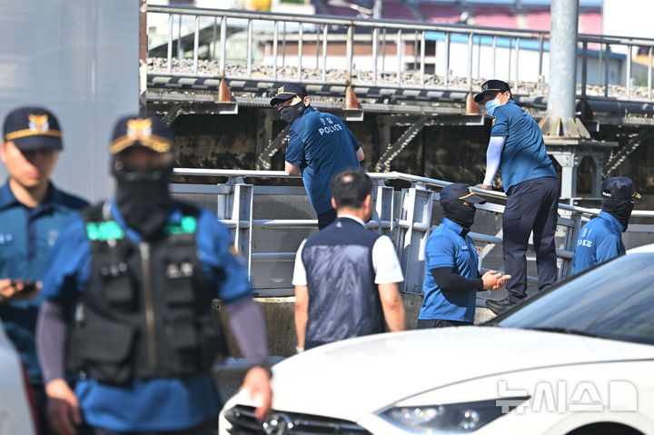 [광주=뉴시스] 이영주 기자 = 18일 오전 광주 북구 신안교 주변에서 경찰이 실종자 수색을 펼치고 있다. 신안교 주변에서는 전날 오후 '60대 추정 남성이 급류에 휩쓸렸다'는 신고가 접수됐다. 2025.07.18. leeyj2578@newsis.com