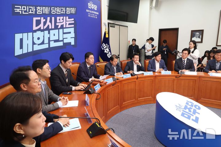 [서울=뉴시스] 조성봉 기자 = 김병기 더불어민주당 당대표 직무대행 겸 원내대표가 18일 오전 서울 여의도 국회에서 열린 최고위원회의에서 발언을 하고 있다. 2025.07.18. suncho21@newsis.com