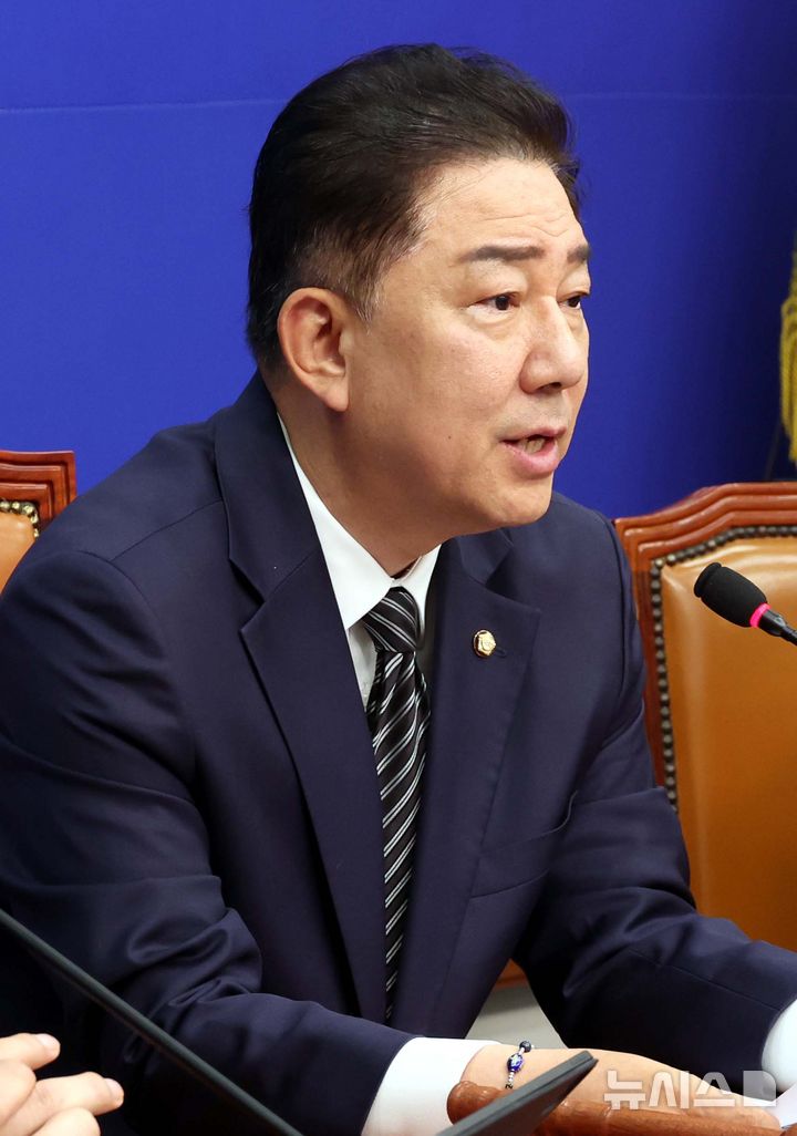 [서울=뉴시스] 조성봉 기자 = 김병기 더불어민주당 당대표 직무대행 겸 원내대표가 18일 오전 서울 여의도 국회에서 열린 최고위원회의에서 발언을 하고 있다. 2025.07.18. suncho21@newsis.com