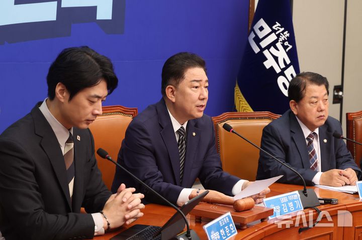 [서울=뉴시스] 조성봉 기자 = 김병기 더불어민주당 당대표 직무대행 겸 원내대표가 18일 오전 서울 여의도 국회에서 열린 최고위원회의에서 발언을 하고 있다. 2025.07.18. suncho21@newsis.com