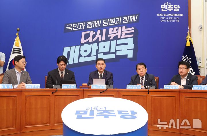 [서울=뉴시스] 조성봉 기자 = 김병기 더불어민주당 당대표 직무대행 겸 원내대표가 18일 오전 서울 여의도 국회에서 열린 최고위원회의에서 발언을 하고 있다. 2025.07.18. suncho21@newsis.com