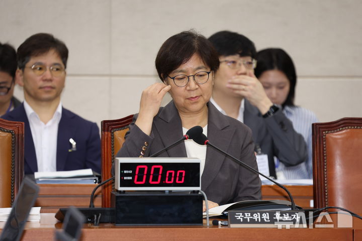 [서울=뉴시스] 고승민 기자 = 정은경 보건복지부 장관 후보자가 18일 서울 여의도 국회 보건복지위원회에서 열린 인사청문회에서 선서를 하고 있다. 2025.07.18. kkssmm99@newsis.com