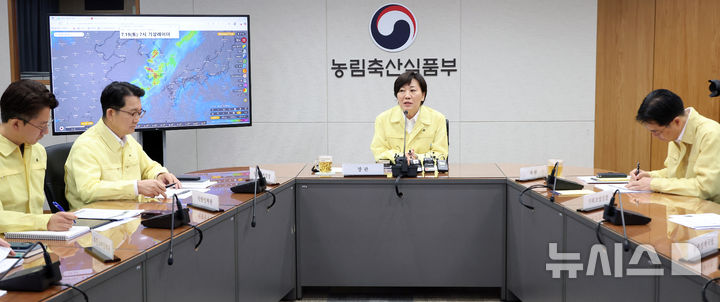 [세종=뉴시스] 강종민 기자 = 송미령 농림축산식품부 장관이 18일 세종시 정부세종청사에서 열린 호우 대처상황 긴급 점검회의에서 피해 현황과분야별 대응, 조치계획을 점검하고 있다. 2025.07.18. ppkjm@newsis.com