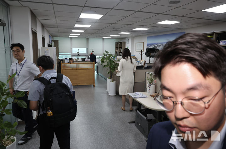 [서울=뉴시스] 김명년 기자 = 김건희 특검 관계자가 18일 오전 서울 여의도 국회 의원회관 권성동 의원 사무실로 압수수색을 위해 들어가고 있다. 2025.07.18. kmn@newsis.com