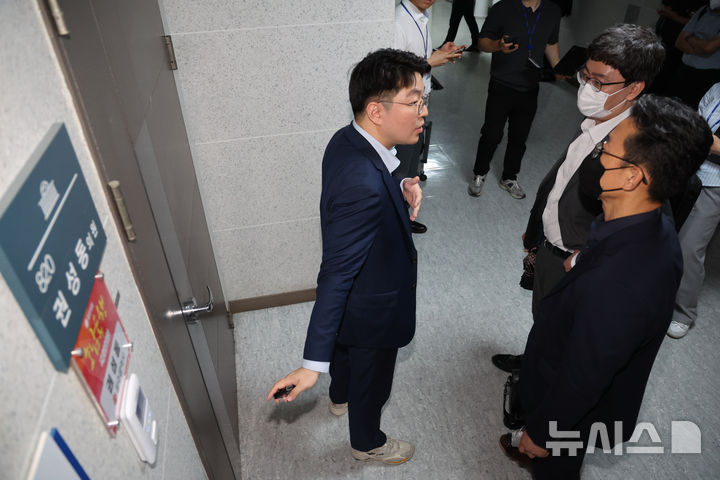 [서울=뉴시스] 김명년 기자 = 김건희 특검 관계자들이 18일 오전 서울 여의도 국회 의원회관 권성동 의원 사무실 압수수색 전 권 의원 보좌관과 대화하고 있다. 2025.07.18. kmn@newsis.com