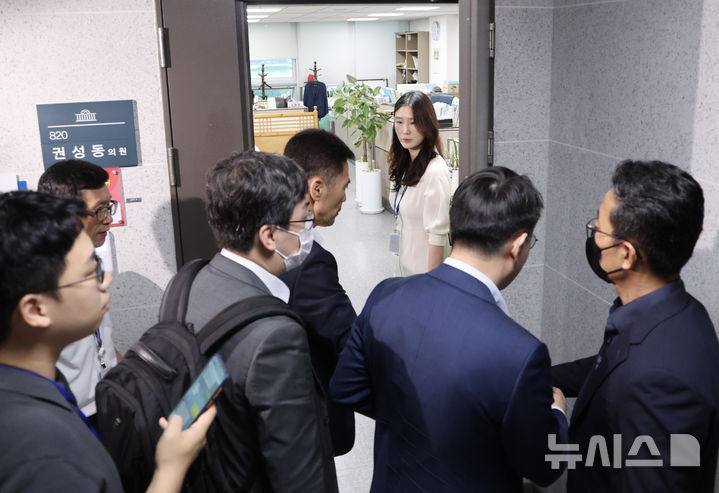 [서울=뉴시스] 김명년 기자 = 김건희 특검 관계자들이 18일 오전 서울 여의도 국회 의원회관 권성동 의원 사무실에서 압수수색 전 대기하고 있다. 2025.07.18. kmn@newsis.com