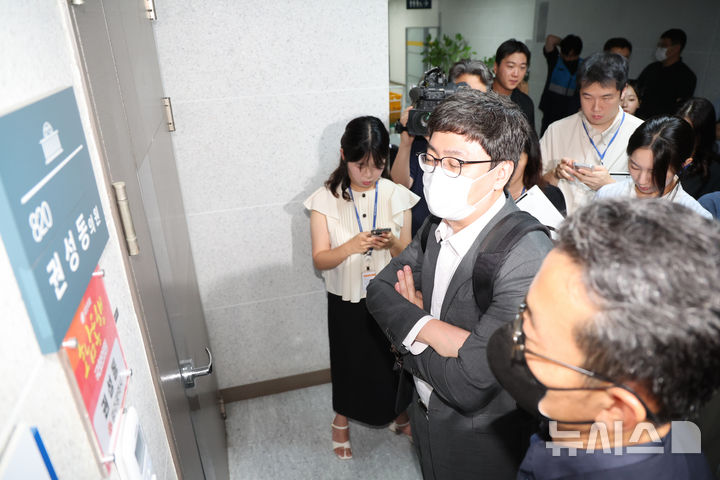 [서울=뉴시스] 김명년 기자 = 김건희 특검 관계자들이 18일 오전 서울 여의도 국회 의원회관 권성동 의원 사무실 압수수색 전 권 의원 변호인 입회를 기다리고 있다. 2025.07.18. kmn@newsis.com