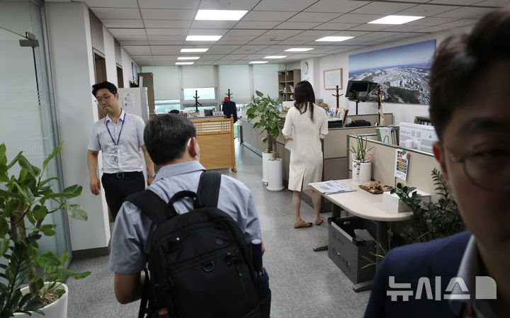 [서울=뉴시스] 김명년 기자 = 김건희 특검 관계자가 18일 오전 서울 여의도 국회 의원회관 권성동 의원 사무실로 압수수색을 위해 들어가고 있다. 2025.07.18. kmn@newsis.com