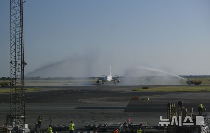 [ 코펜하겐=신화/뉴시스] 덴마크의 코펜하겐 공항에서 인근 상공에 정체 불명의 무인기 떼가 발견되었다며 9월 22일 오후 모든 이 착륙을 금지시켰다. 사진은 7월 17일 코펜하겐 공항에서 중국 상하이행 새 항공편이 출범하면서 중국 여객기가 대기하고 있는 광경. 2025. 09.23.  
