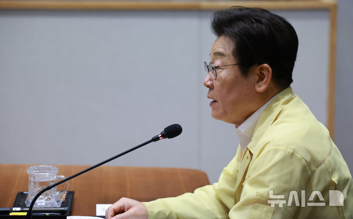 [서울=뉴시스] 고범준 기자 = 이재명 대통령이 18일 서울 종로구 정부서울청사 중앙재난안전상황실 서울상황센터에서 열린 집중호우 대처상황 점검회의에서 발언하고 있다. (대통령실통신사진기자단) 2025.07.18. bjko@newsis.com