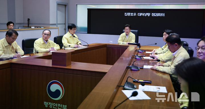 [서울=뉴시스] 고범준 기자 = 이재명 대통령이 18일 서울 종로구 정부서울청사 중앙재난안전상황실 서울상황센터에서 열린 집중호우 대처상황 점검회의에서 발언하고 있다. (대통령실통신사진기자단) 2025.07.18. bjko@newsis.com