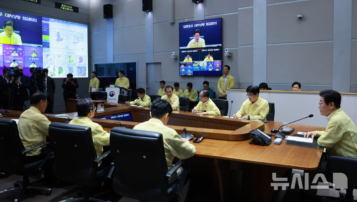 [서울=뉴시스] 고범준 기자 = 이재명 대통령이 18일 서울 종로구 정부서울청사 중앙재난안전상황실 서울상황센터에서 열린 집중호우 대처상황 점검회의에서 발언하고 있다. (대통령실통신사진기자단) 2025.07.18. bjko@newsis.com