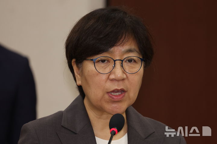 [서울=뉴시스] 고승민 기자 = 정은경 보건복지부 장관 후보자가 18일 서울 여의도 국회 보건복지위원회에서 열린 인사청문회에서 모두발언을 하고 있다. 2025.07.18. kkssmm99@newsis.com