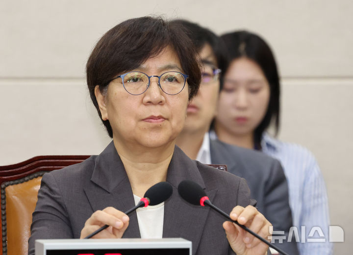 [서울=뉴시스] 고승민 기자 = 정은경 보건복지부 장관 후보자가 18일 서울 여의도 국회 보건복지위원회에서 열린 인사청문회에서 마이크를 고쳐잡고 있다. 2025.07.18. kkssmm99@newsis.com