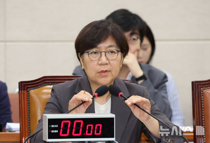 하[서울=뉴시스] 고승민 기자 = 정은경 보건복지부 장관 후보자가 18일 서울 여의도 국회 보건복지위원회에서 열린 인사청문회에서 의원 자료요청에 답고 있다. 2025.07.18. kkssmm99@newsis.com