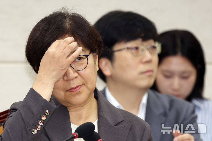 [서울=뉴시스] 고승민 기자 = 정은경 보건복지부 장관 후보자가 18일 서울 여의도 국회 보건복지위원회에서 열린 인사청문회에서 머리카락을 넘기고 있다. 2025.07.18. kkssmm99@newsis.com