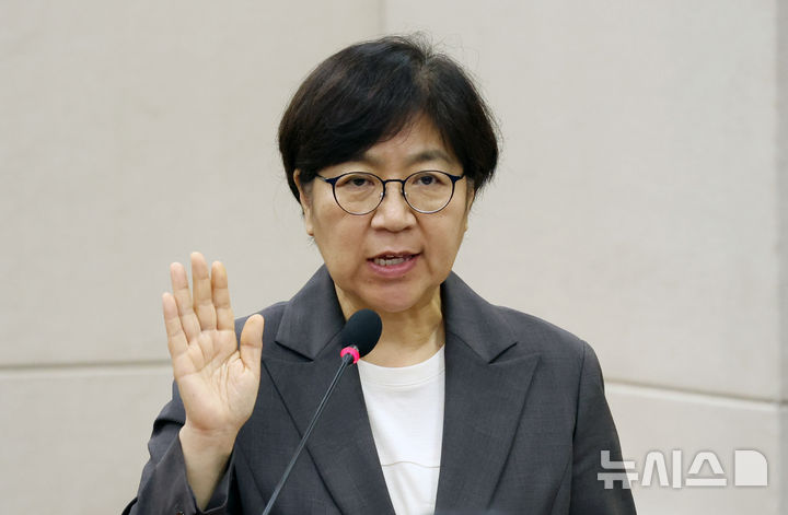[서울=뉴시스] 고승민 기자 = 정은경 보건복지부 장관 후보자가 18일 서울 여의도 국회 보건복지위원회에서 열린 인사청문회에서 선서를 하고 있다. 2025.07.18. kkssmm99@newsis.com