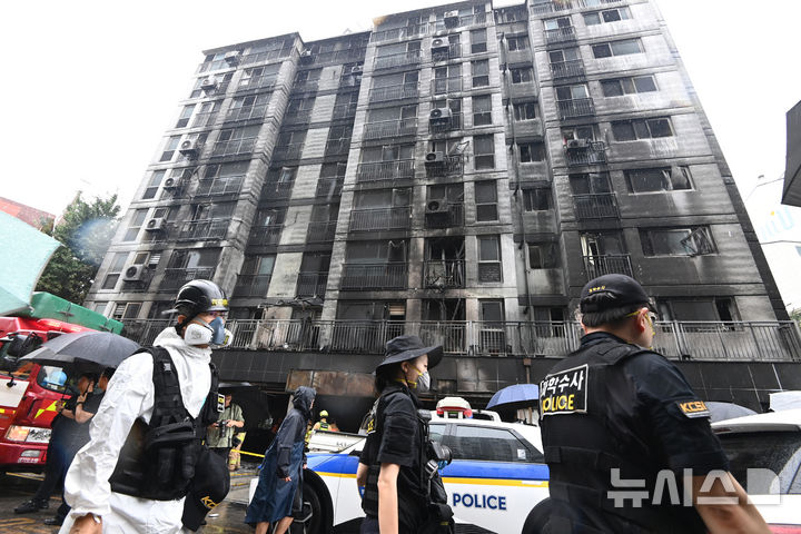 [광명=뉴시스] 김종택 기자 = 경찰과 소방 및 국립과학수사연구원 등 관계자들이 18일 경기 광명시 아파트에서 합동감식을 위해 화재현장으로 이동하고 있다. 앞서 지난 17일 오후 9시5분께 이 아파트 주차장 필로티 천장에서 불이나 1명이 숨지고 64명이 부상을 입었다. 2025.07.18. jtk@newsis.com