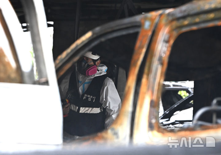 [광명=뉴시스] 김종택 기자 = 경찰과 소방 및 국립과학수사연구원 등 관계자들이 18일 경기 광명시 아파트 화재현장에서 합동감식을 하고 있다. 앞서 지난 17일 오후 9시5분께 이 아파트 주차장 필로티 천장에서 불이나 1명이 숨지고 64명이 부상을 입었다. 2025.07.18. jtk@newsis.com