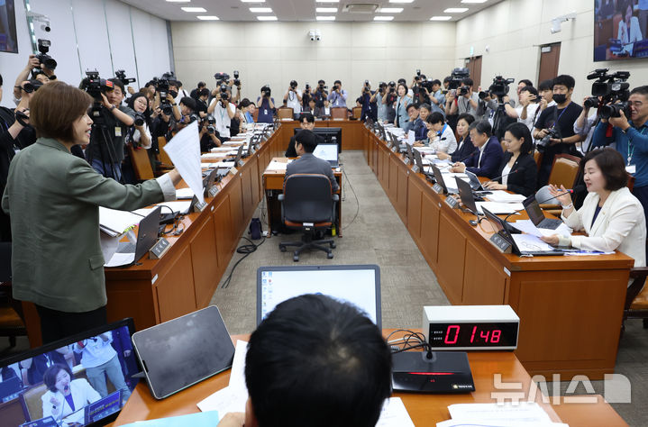 [서울=뉴시스] 고승민 기자 = 김미애 복지위 국민의힘 간사가 18일 서울 여의도 국회 보건복지위원회에서 열린 정은경 보건복지부 장관 후보자 인사청문회에서 자료요청 관련 항의를 하고 있다. 2025.07.18. kkssmm99@newsis.com