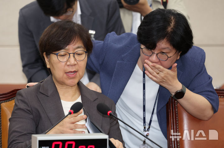 [서울=뉴시스] 고승민 기자 = 정은경 보건복지부 장관 후보자가 18일 서울 여의도 국회 보건복지위원회에서 열린 인사청문회에서 정회 후 복지부 관계자와 대화하고 있다. 2025.07.18. kkssmm99@newsis.com